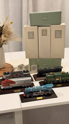 Avon Lionel 4866 5 Vintage Locomotive Mixed Lot - Box Included Heavy
