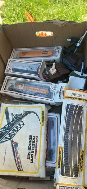 Bachmann 44-273 Ho Scale Model Train Mixed Lot Locomotive Freight Cars Tracks Bridge