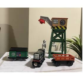 Mattel Y5194 Vicarstown Dieselworks Mixed Lot Diesel Locomotive Crane Box And Cargo Cars
