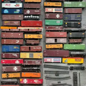 0045 Vintage Huge Lot Of 61 Train Cars Railroad Models Mixed For Parts/projects Read